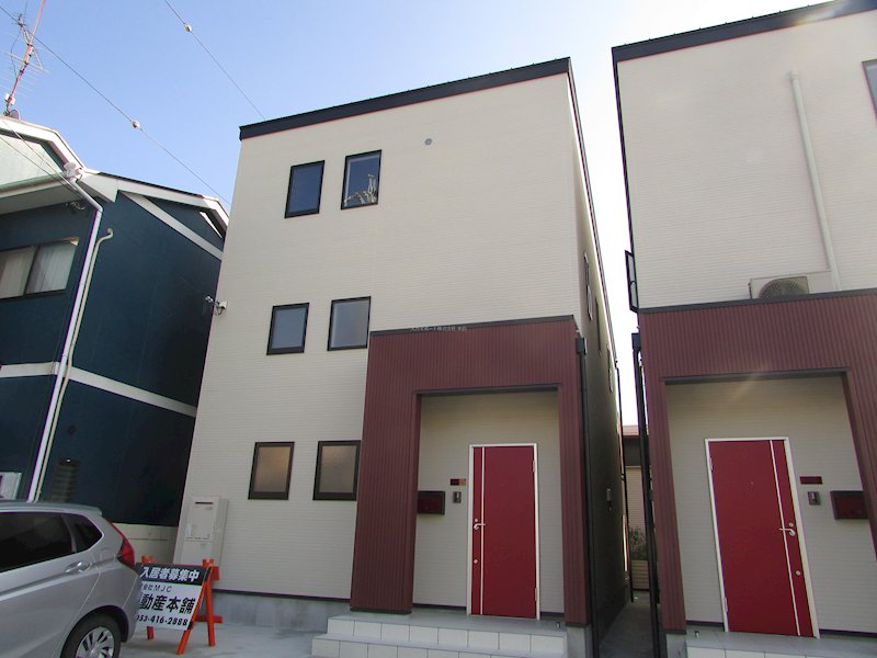 建物外観　1番奥の白い建物