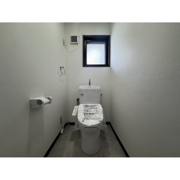 トイレ　落ち着いた色調のトイレです