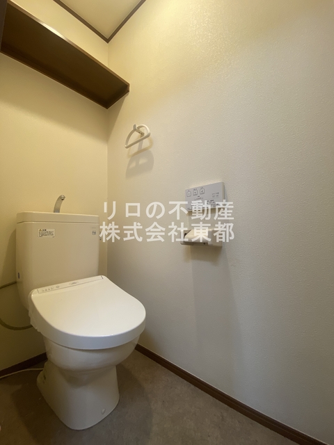 トイレ　上部にある収納棚へ収納可能です♪