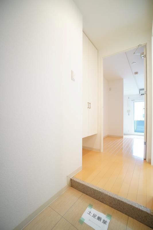 玄関　※同物件別部屋参考画像