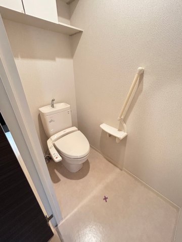 トイレ　別号室の写真です。ご参考までに
