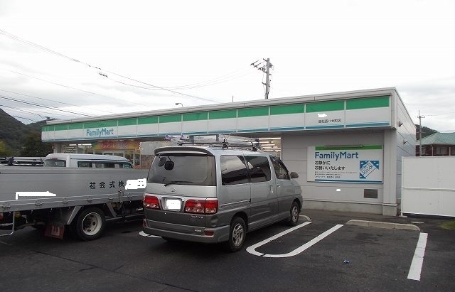 コンビニ　ファミリーマートさん（コンビニ）まで1100m