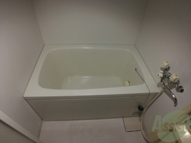 バス・シャワールーム　白くきれいな浴室です、トイレ別、脱衣所ありで使いやすい