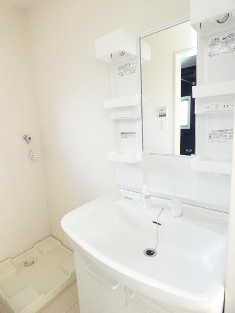 洗面設備　別のお部屋の写真となりますので現況優先となります。