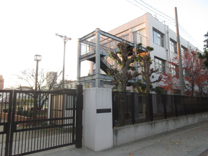 中学校　築港中学校（中学校）まで870m