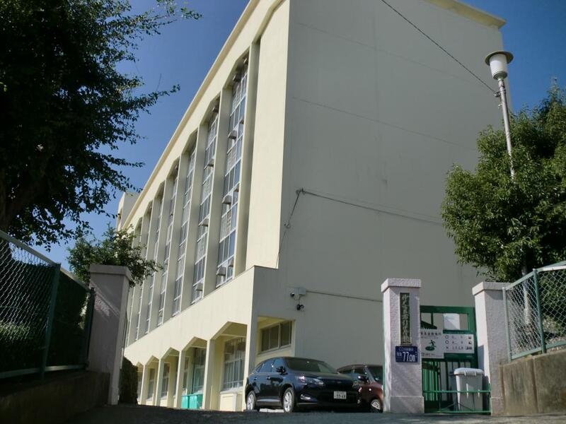 中学校　神戸市立布引中学校（中学校）まで712m