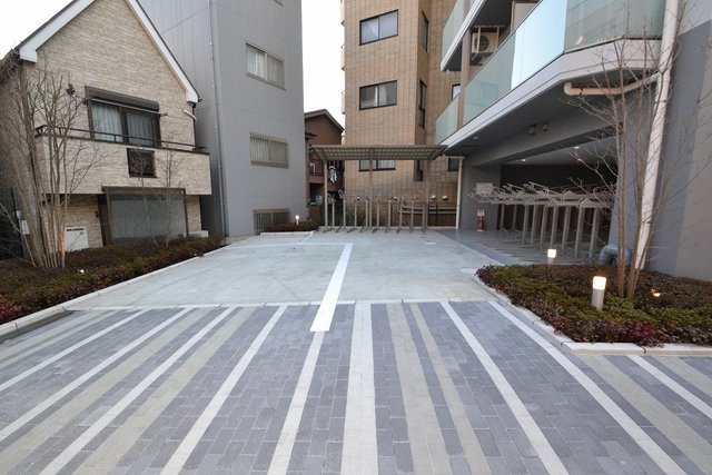駐車場　屋根有り無料駐輪場・駐車場（要別途契約）