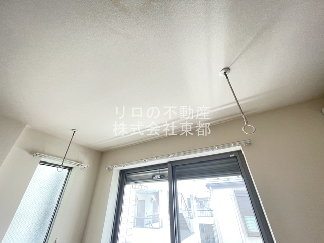 その他設備　室内物干し用金具付！日中の外出や雨の日のお洗濯に便利☆