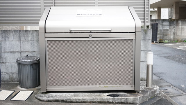 その他共有部分　ゴミ置き場は蓋つきですので衛生的です♪