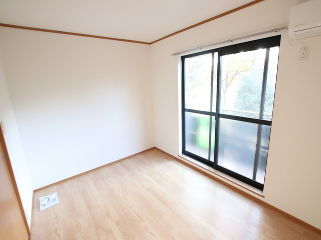 コンフォート出屋敷の居間写真