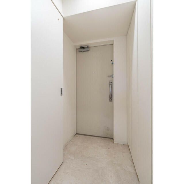 玄関　※同建物内・別タイプの参考写真です。
