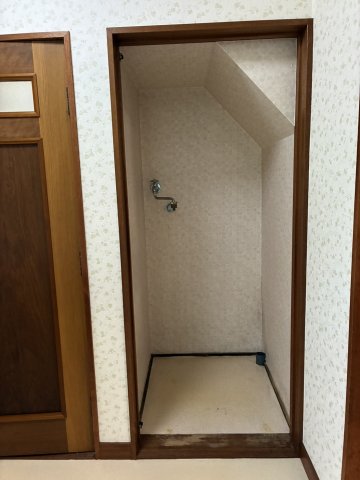 その他設備　階段下に洗濯機置き場があり、洗面スペースを広々使うことができ