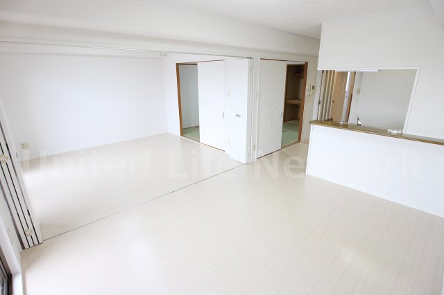 居室・リビング　ゆったりとくつろげる、落ち着きのある居室空間です