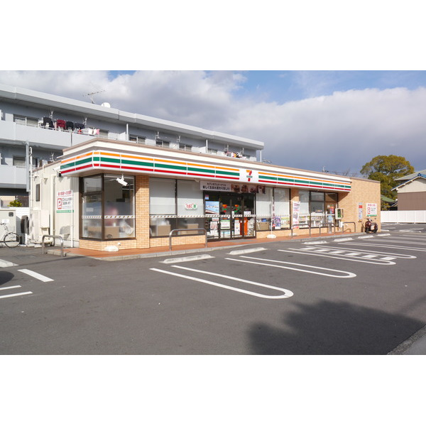 コンビニ　セブンイレブン北名古屋徳重南店（コンビニ）まで844m