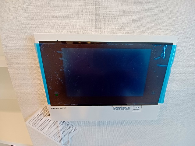 セキュリティ　室内の写真は同じ間取り・デザインの階違いの部屋の写真です。（