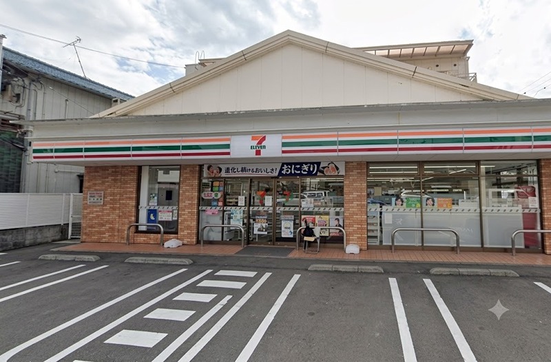コンビニ　セブン-イレブン 八王子犬目店（コンビニ）まで907m