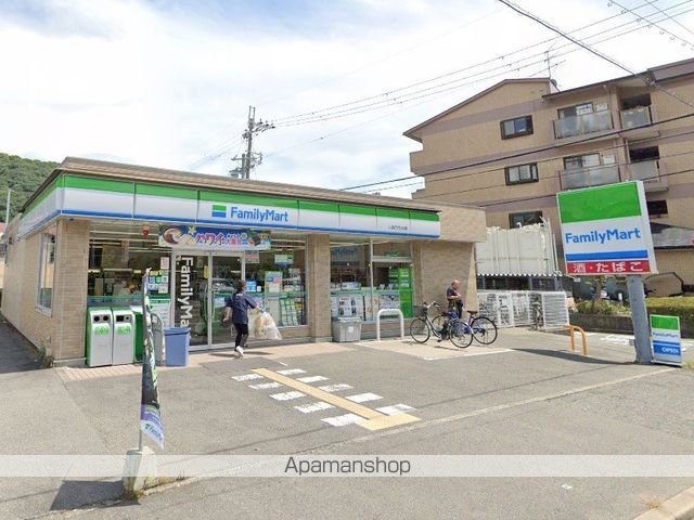 コンビニ　ファミリーマート川西でざいけ店（コンビニ）まで728m