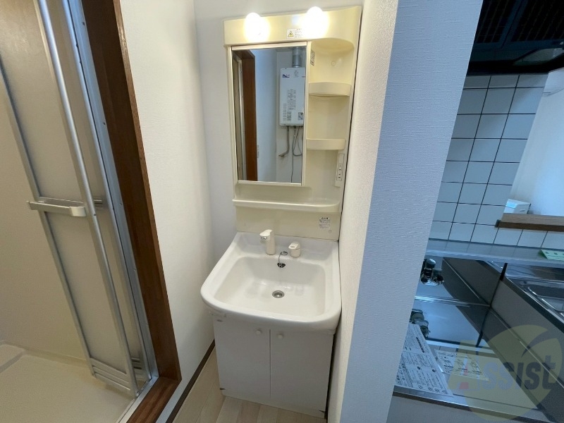 洗面設備　独立洗面台です。大きくてよいですね。シャンプーもできます！