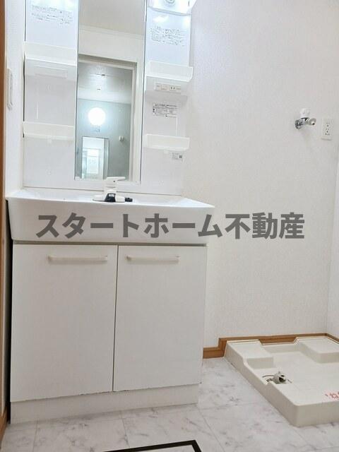 洗面設備　ゆったりとスペースのある洗面所