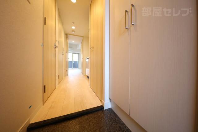 玄関　階数によって色味が違う可能性があります。