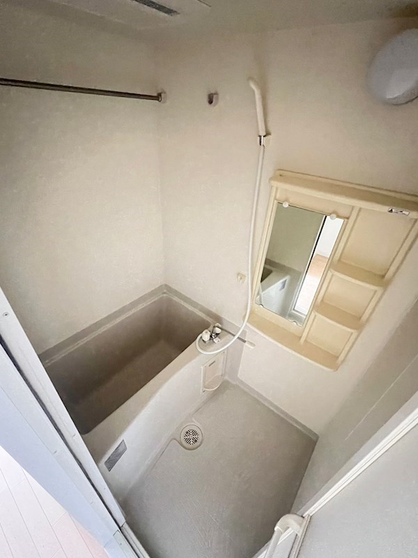 バス・シャワールーム　落ち着いた空間のお風呂です