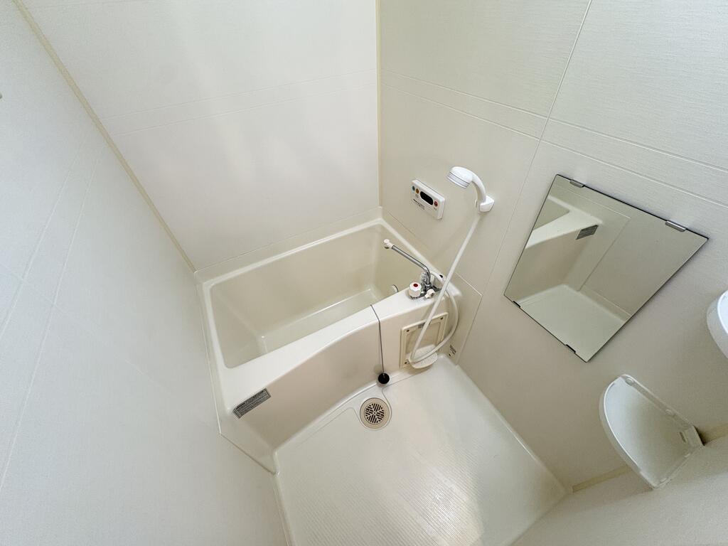 バス・シャワールーム　※同建物の別のお部屋の写真です。