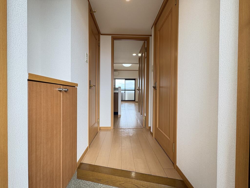 玄関　※同建物の別のお部屋の写真です。