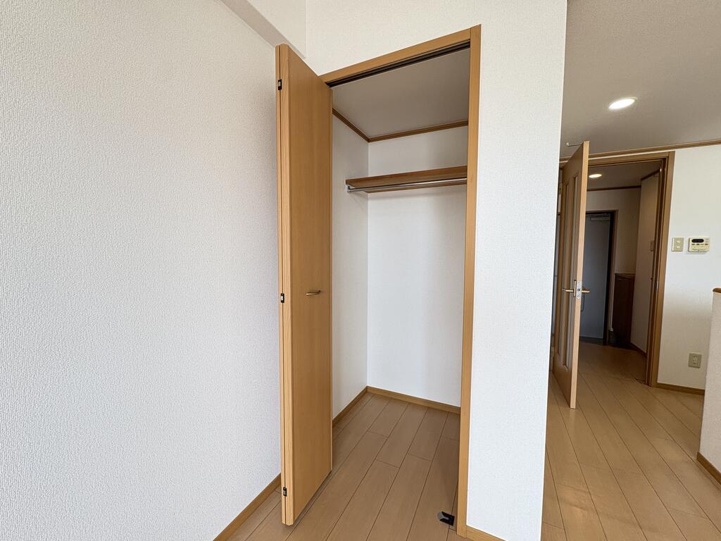 収納　※同建物の別のお部屋の写真です。