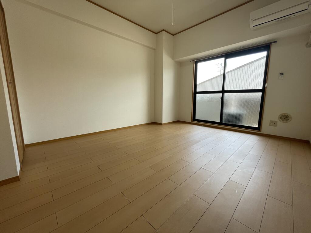 居室・リビング　※同建物の別のお部屋の写真です。