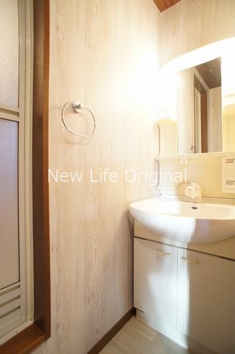 洗面設備　シャワー付洗面台で忙しい朝でもラクに支度ができます☆