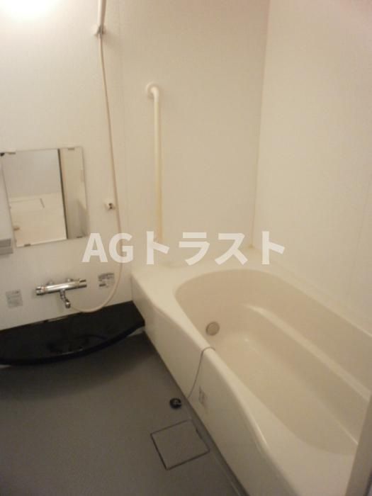 バス・シャワールーム　間取り反転のため、室内の向き・設備の位置等が異なります。
