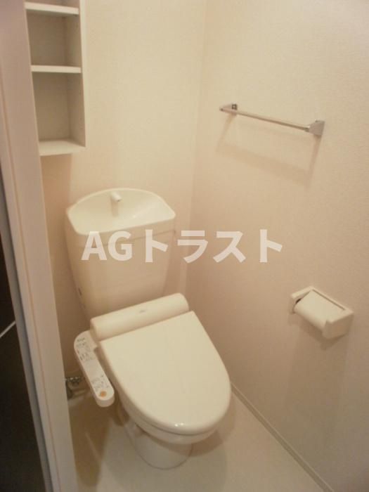 トイレ　間取り反転のため、室内の向き・設備の位置等が異なります。