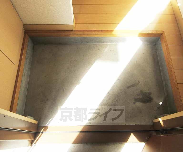 地下鉄東西線 東野駅 徒歩10分 2階建 築20年の玄関写真