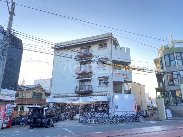 足立ハイツ太秦の建物外観