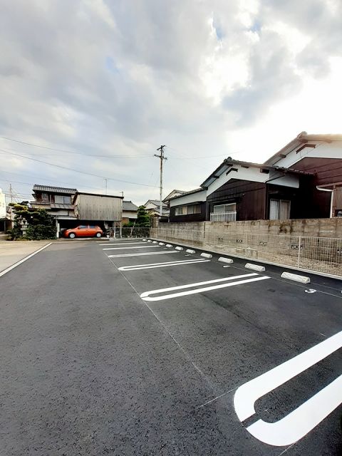 【伊予郡松前町大字筒井のアパートの駐車場】