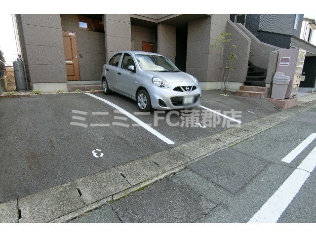 【蒲郡市三谷町のアパートの駐車場】