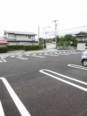 【ラ　ベル　アルモニーの駐車場】