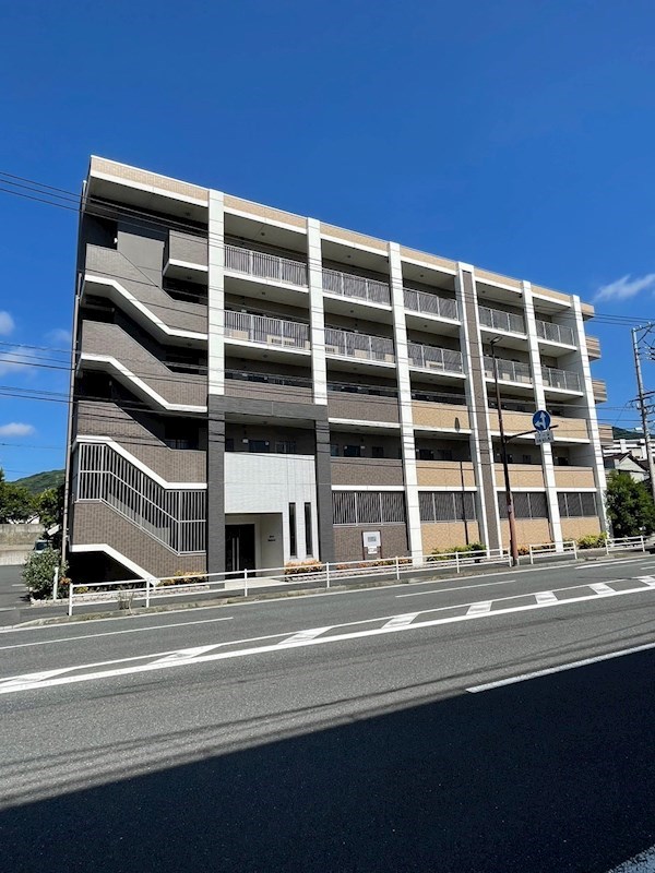 【北九州市八幡西区幸神のマンションの建物外観】