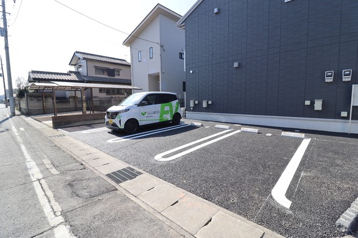 【前橋市下小出町のアパートの駐車場】