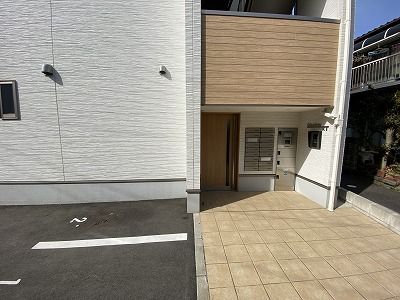 【安城市東栄町のアパートのエントランス】