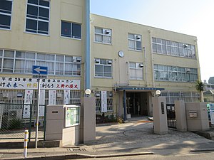 【神戸市灘区城内通のマンションの中学校】