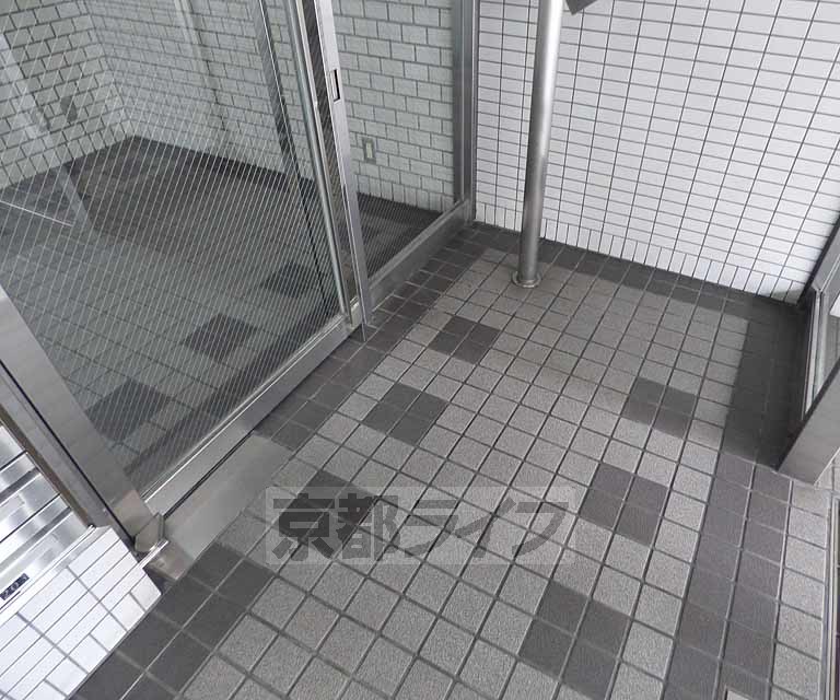 【京都市上京区般舟院前町のマンションのエントランス】