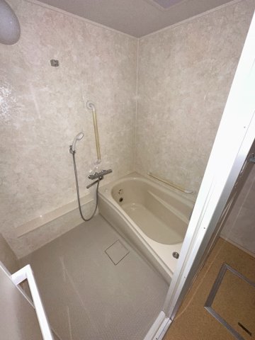 バス・シャワールーム　コンパクトで使いやすいお風呂です