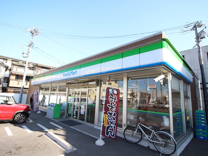 コンビニ　ファミリーマート（コンビニ）まで600m