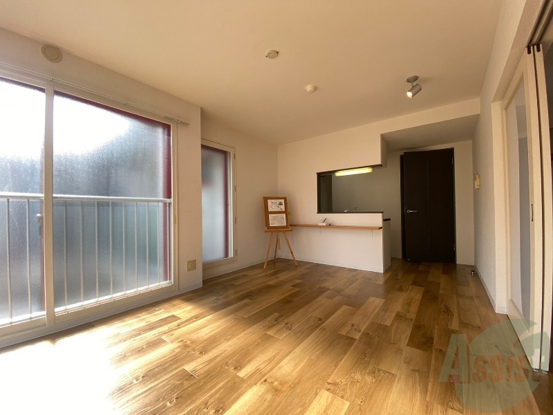 居室・リビング　白さが清潔感を出してくれます。お部屋も明るいですね。