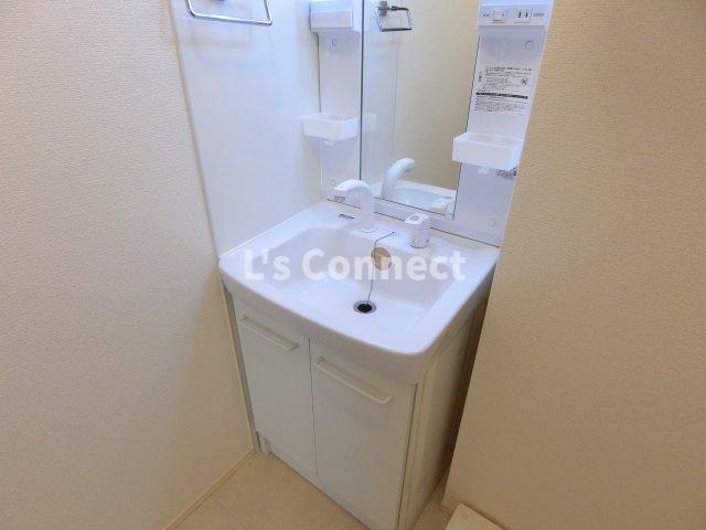 洗面設備　朝の支度もスムーズな独立洗面台。