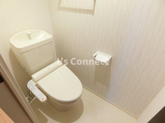 トイレ　温水洗浄便座付きのトイレ。