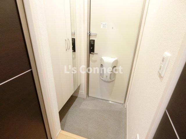 玄関　背の高い下駄箱には鏡付きで身だしなみチェック。