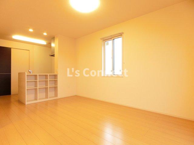 居室・リビング　角部屋で２面に窓があります。