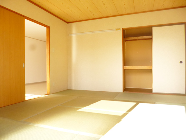 その他　南に面した和室6帖！押入もあります！